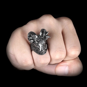 Vue portee Bague Tête de Mort Bélier des Enfers