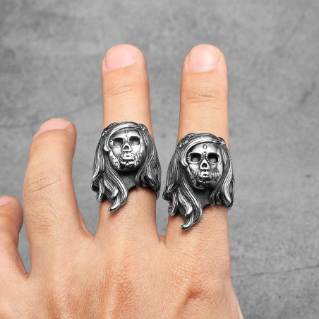 Vue portee Bague Tête de Mort Fiancée des Ténèbres