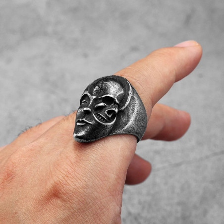Vue portee Bague Tête de Mort Dualité Macabre