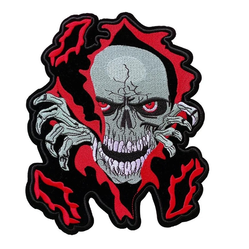 Écusson Tête de Mort Zombie Déchirant le Tissu aux Yeux Rouges - 29x24cm