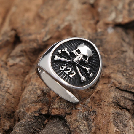 Vue de face Bague Tête de Mort « Skull & Bones 322 »