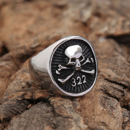Vue de cote Bague Tête de Mort « Skull & Bones 322 »