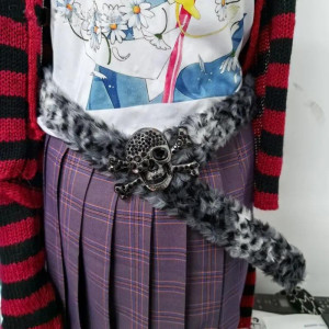 Ceinture Tête de Mort Fourrure « Crâne Glam Sauvage » Couleur Noir