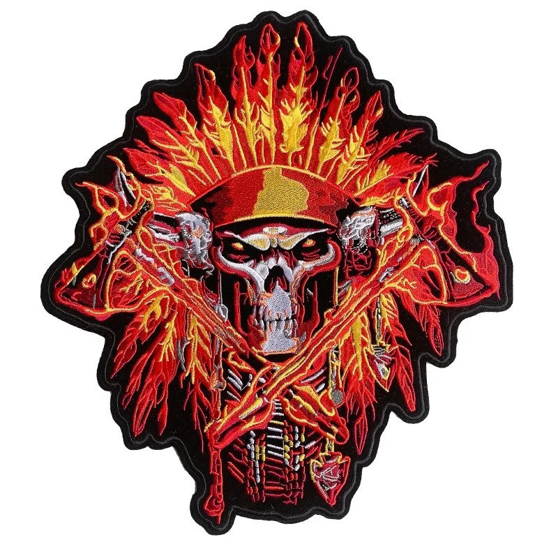 Écusson Tête de Mort Guerrier Indien Apache : Coiffe de Plumes et Tomahawks - 32x29cm