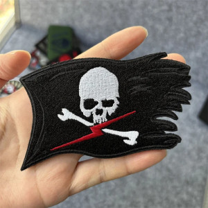 Écusson Tête de Mort Pavillon Noir Déchiré et Éclair Rouge - 9,5x6cm