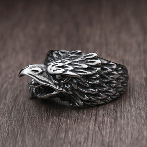 Vue de face Bague Tête de Mort « Aigle Sauvage »