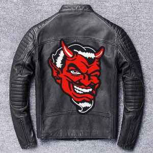 Vue portee Écusson Diable Visage de Démon Rouge Souriant Style Vintage - 19x26cm
