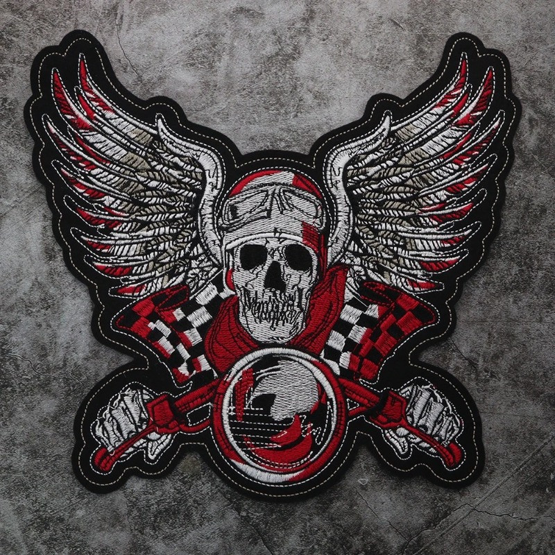 Écusson Tête de Mort Rider Ailé Crâne d'Aviateur, Drapeaux Damier et Pistons - 27.8x25cm