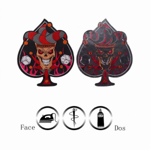 Détails Écusson Tête de Mort Bouffon du Diable, As de Pique et Dés en Feu