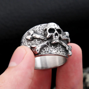 Vue portee Bague Tête de Mort « Pirate Corsaire »