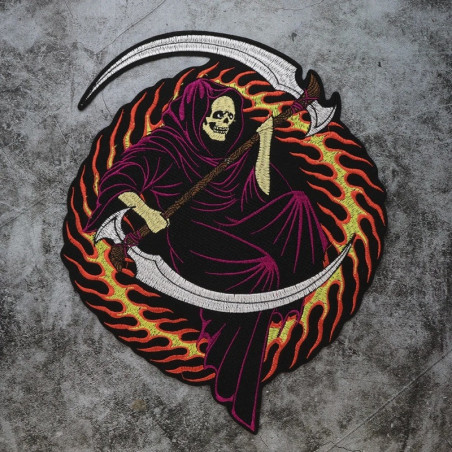 Écusson Tête de Mort "La Faucheuse Pourpre, Double Faux et Flammes Infernales" - 29.5x24.8cm