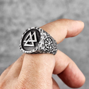 Vue portee Bague Viking "Murmure des Neuf Mondes"