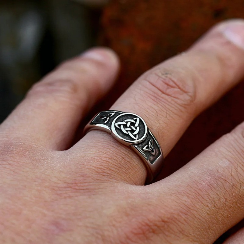 Vue portee Bague Viking "Héritage du Futhark"