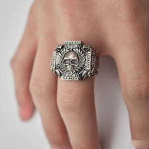 Vue Portée de la Bague Tête de Mort « Blason du Conquérant »