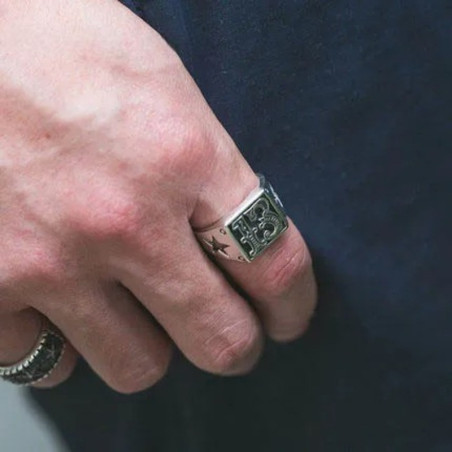 Vue portee Bague Biker Rock « Étoile du 13 »