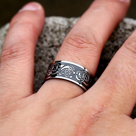 Vue portee Bague Viking "Yggdrasil Origin"
