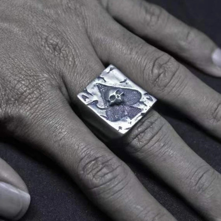 Vue portee Bague Tête de Mort « As de Pique Maudit »