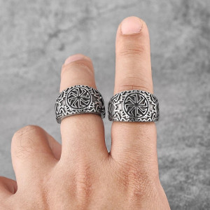 Vue portee Bague Viking "Roue de Kolovrat"