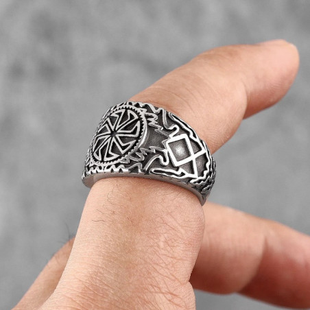 Vue portee Bague Viking "Roue de Kolovrat"