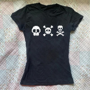 T-Shirt Tête de Mort Femme « Trio de Crânes Pixelisés »