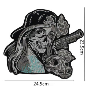 Dimensions Écusson Tête de Mort Femme Biker Revolver et Roses - 24.5x23.5cm