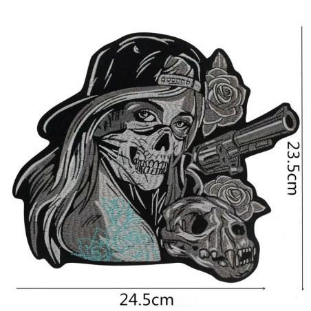 Dimensions Écusson Tête de Mort Femme Biker Revolver et Roses - 24.5x23.5cm