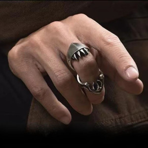 Vue portee Bague Tête de Mort « Mâchoire d’Acier »