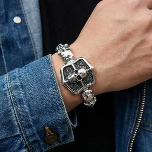 Vue portee Bracelet Tête de Mort « Le Bouclier des Damnés »