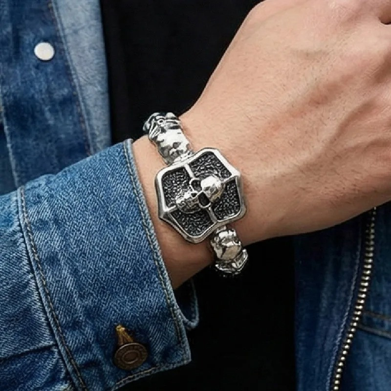 Vue portee Bracelet Tête de Mort « Le Bouclier des Damnés »