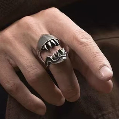 Détails de la Bague Tête de Mort « Mâchoire d’Acier »