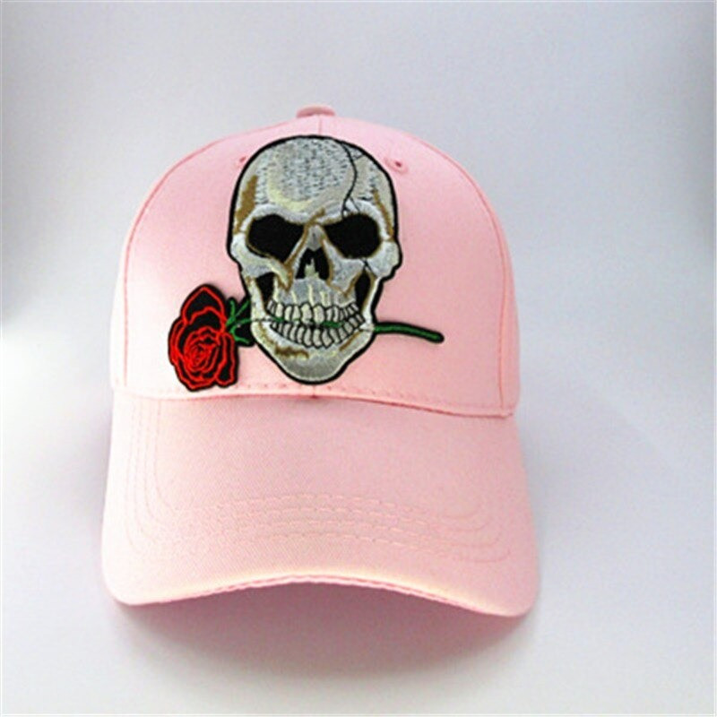 Casquette Tête de Mort avec rose sérée dans la bouche couleur rose