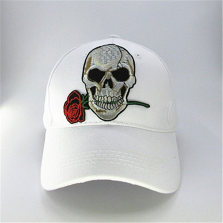 Casquette Tête de Mort avec rose sérée dans la bouche couleur blanc