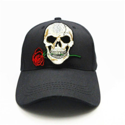 Casquette Tête de Mort avec rose sérée dans la bouche couleur noir