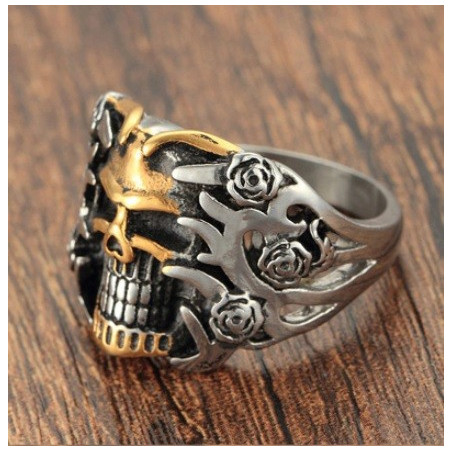 Vue complète de la Bague Chevalière Tête de Mort Chevalier d'Or
