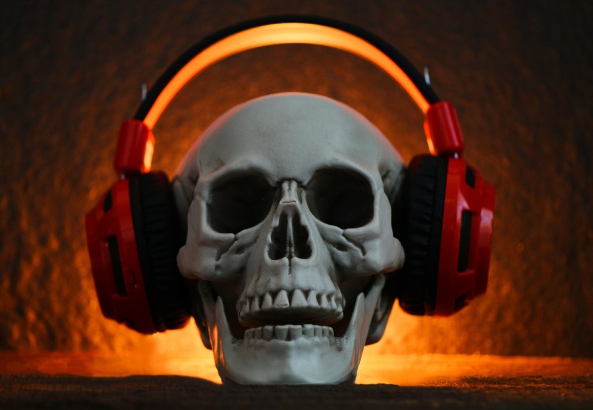 Comment choisir le bon accessoire high-tech tête de mort pour vous  (écouteur, casque audio, enceintes tête de mort ...)