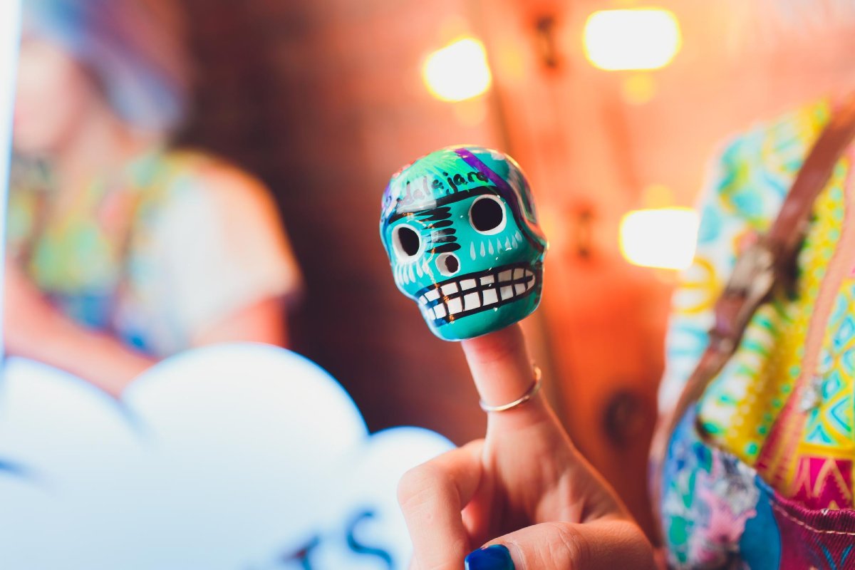 Comment entretenir et personnaliser votre porte-clés tête de mort