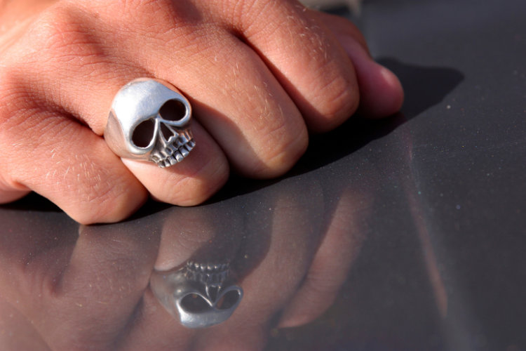 Comment entretenir une bague en argent avec une tête de mort - 1