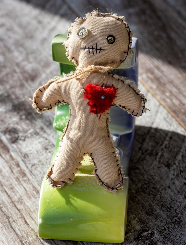 Comment intégrer une peluche goth ou figurine tête de mort dans sa décoration
