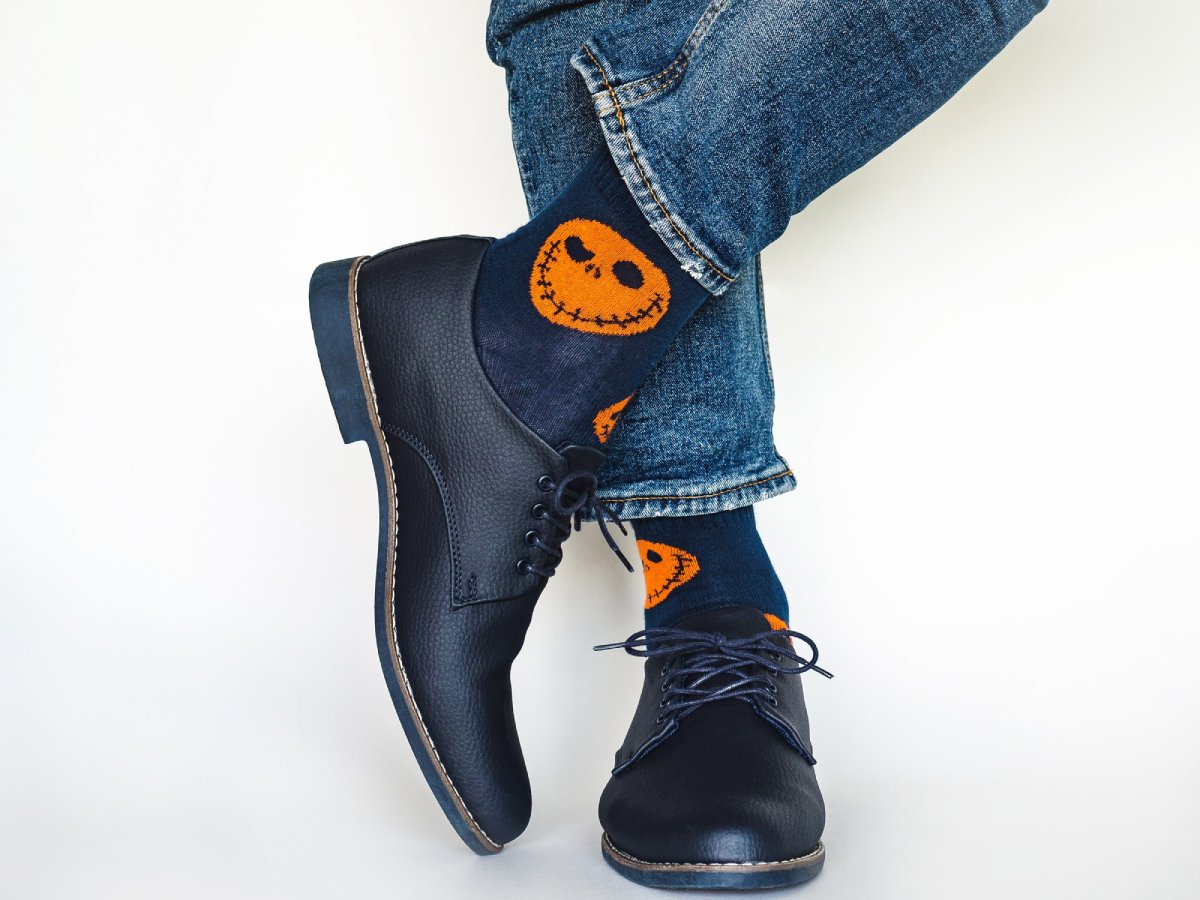 Comment porter des chaussettes à tête de mort avec style