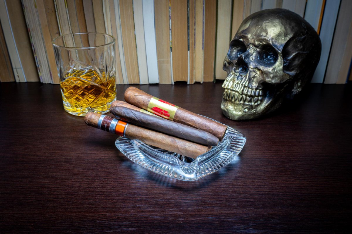 Pourquoi choisir un cendrier squelette tête de mort pour les fumeurs