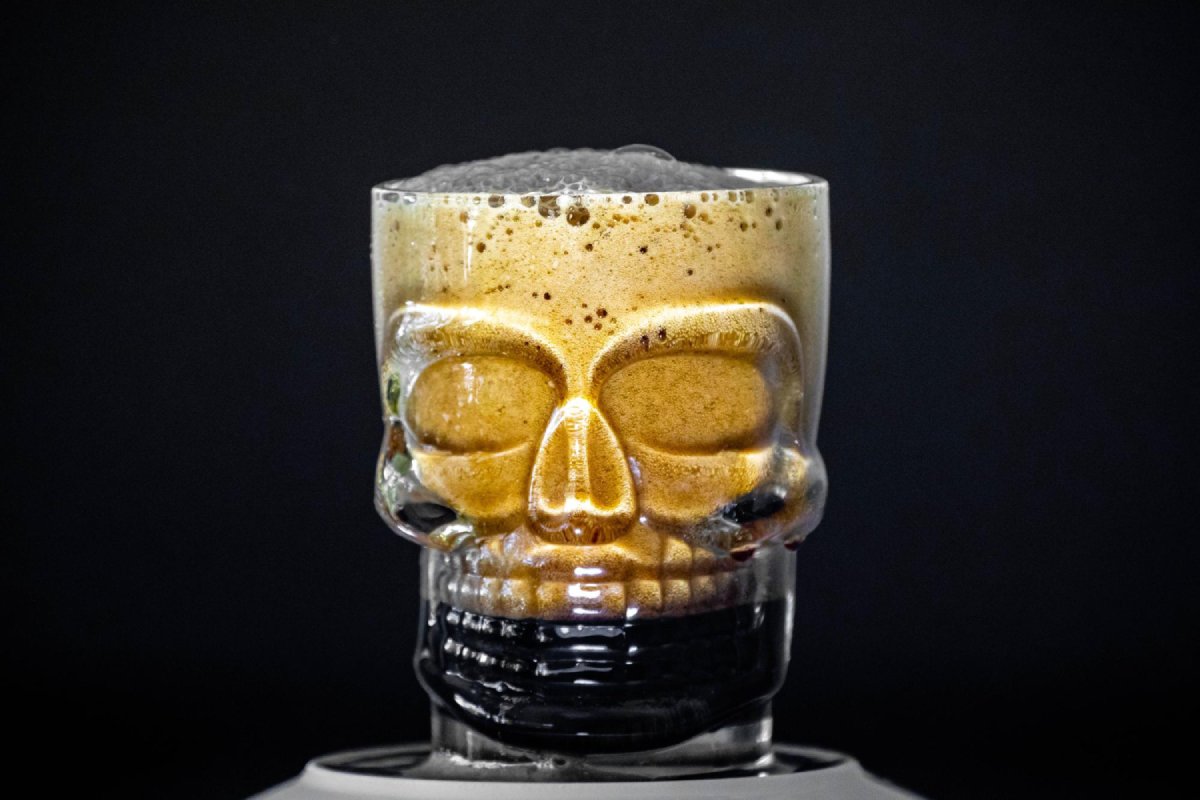 Quel type de boisson servir dans un verre tête de mort transparent