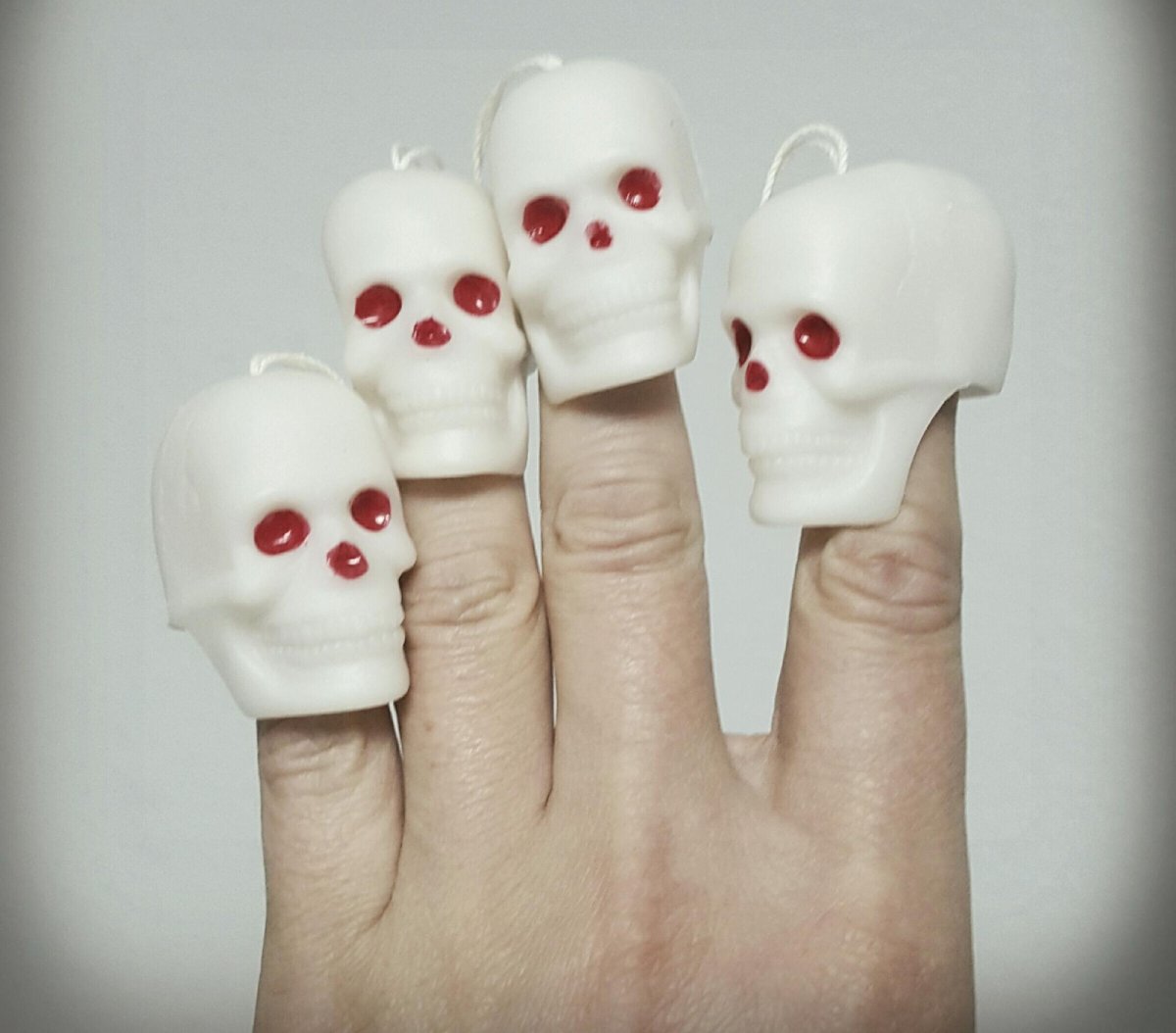 Quels sont les différents types de gants tête de mort disponibles