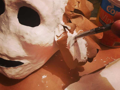 Cartonería : Les Secrets de Fabrication d'une Tête de Mort Mexicaine Artisanale