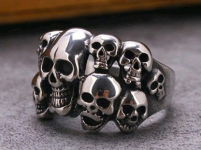 Comment une bague en tête de mort unique vous rendra différent ?