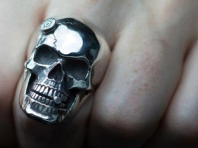 Comment entretenir une bague en argent avec une tête de mort ?