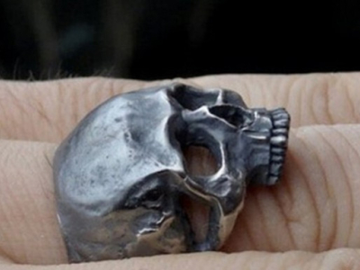 A quel doigt doit-on porter une bague avec tête de mort ?